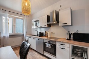 Een koelkast, een magnetron, een oven, een kookplaat