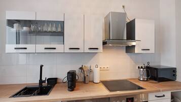 Een koelkast, een microgolfoven, een oven, een kookplaat