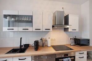 Een koelkast, een magnetron, een oven, een kookplaat