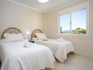 3 habitaciones, tabla de planchar con plancha, internet y ropa de cama 