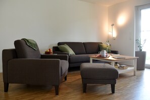 TV, fireplace - Holiday Apartment 'Quartier Wellant' with Private Terrace, Private Garden and Wi-Fi (Weißensberg)