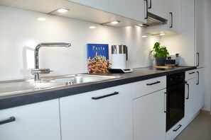 Fridge, oven, stovetop, dishwasher