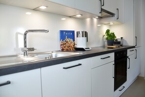 Geladeira, fogão, cooktop, lava-louças