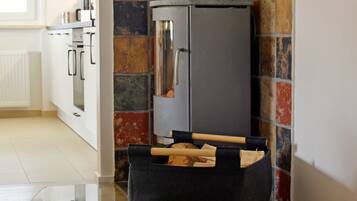 Jääkaappi, uuni, liesi, astianpesukone