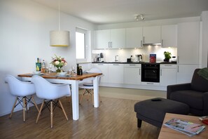 Fridge, oven, stovetop, dishwasher