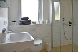 Een douche, een haardroger, handdoeken