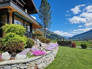 Property grounds - Quiet holiday apartment with a large balcony (Neukirchen am Großvenediger)