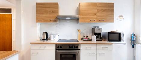 Kühlschrank, Mikrowelle, Ofen, Herdplatte