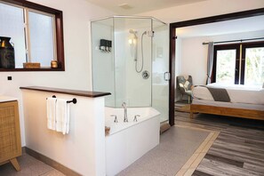 Shower, hair dryer, towels - Maison Tofino - Private Oceanfront (Tofino)