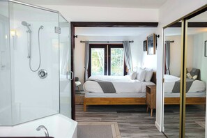 6 bedrooms, desk, iron/ironing board, travel cot