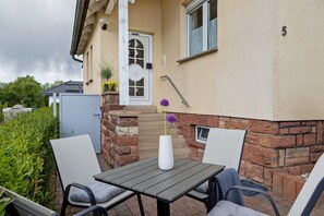 Outdoor dining - Rhön-Kutscher Apartment with Mountain View, Terrace and Wi-Fi (36419 Buttlar)