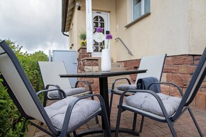 Outdoor dining - Rhön-Kutscher Apartment with Mountain View, Terrace and Wi-Fi (36419 Buttlar)