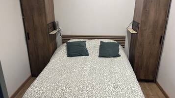 1 soverom, strykejern/-brett, wi-fi (inkludert) og sengetøy