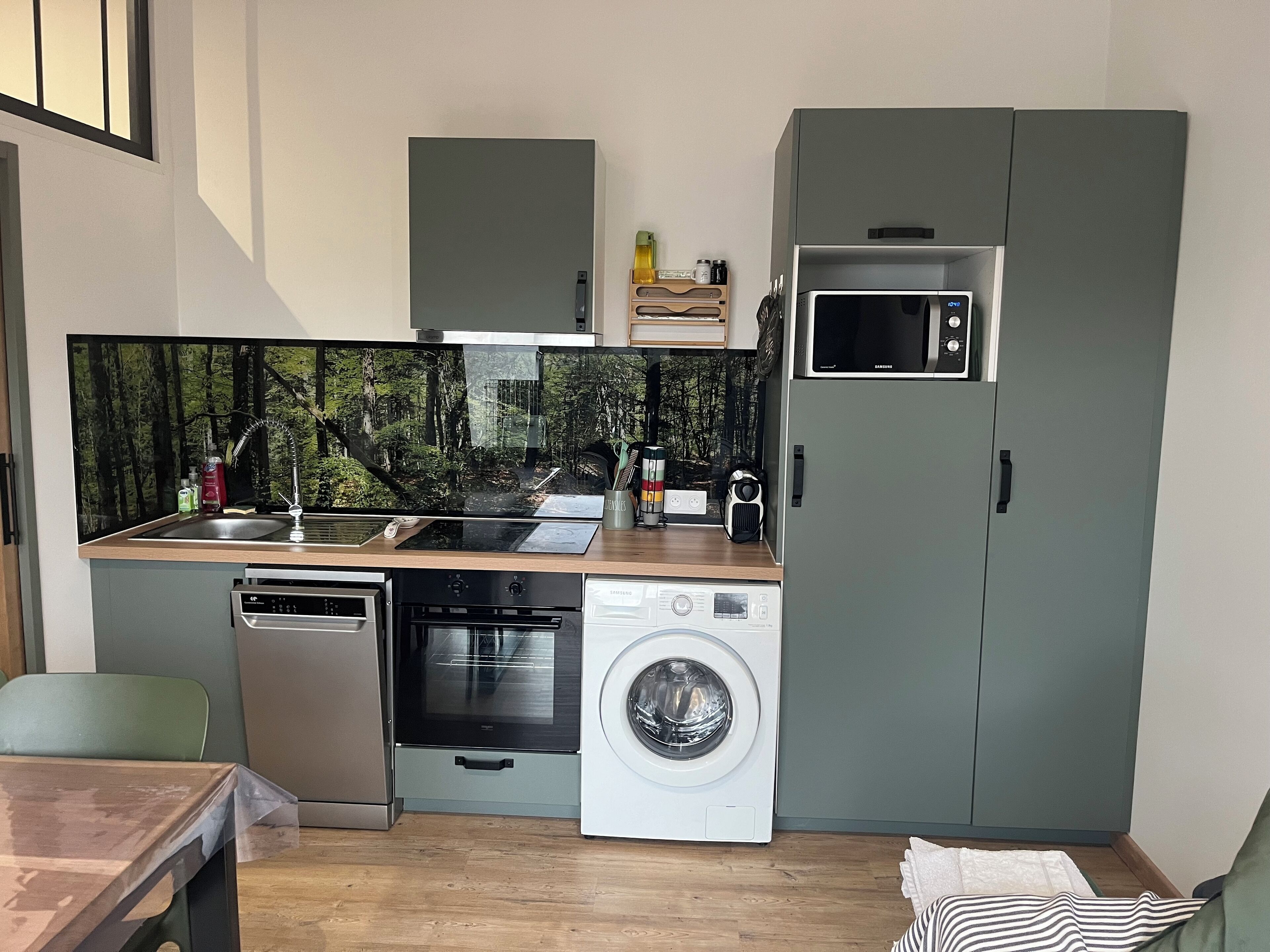 Kühlschrank, Mikrowelle, Ofen, Herdplatte