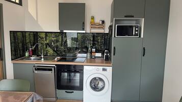 Kühlschrank, Mikrowelle, Ofen, Herdplatte