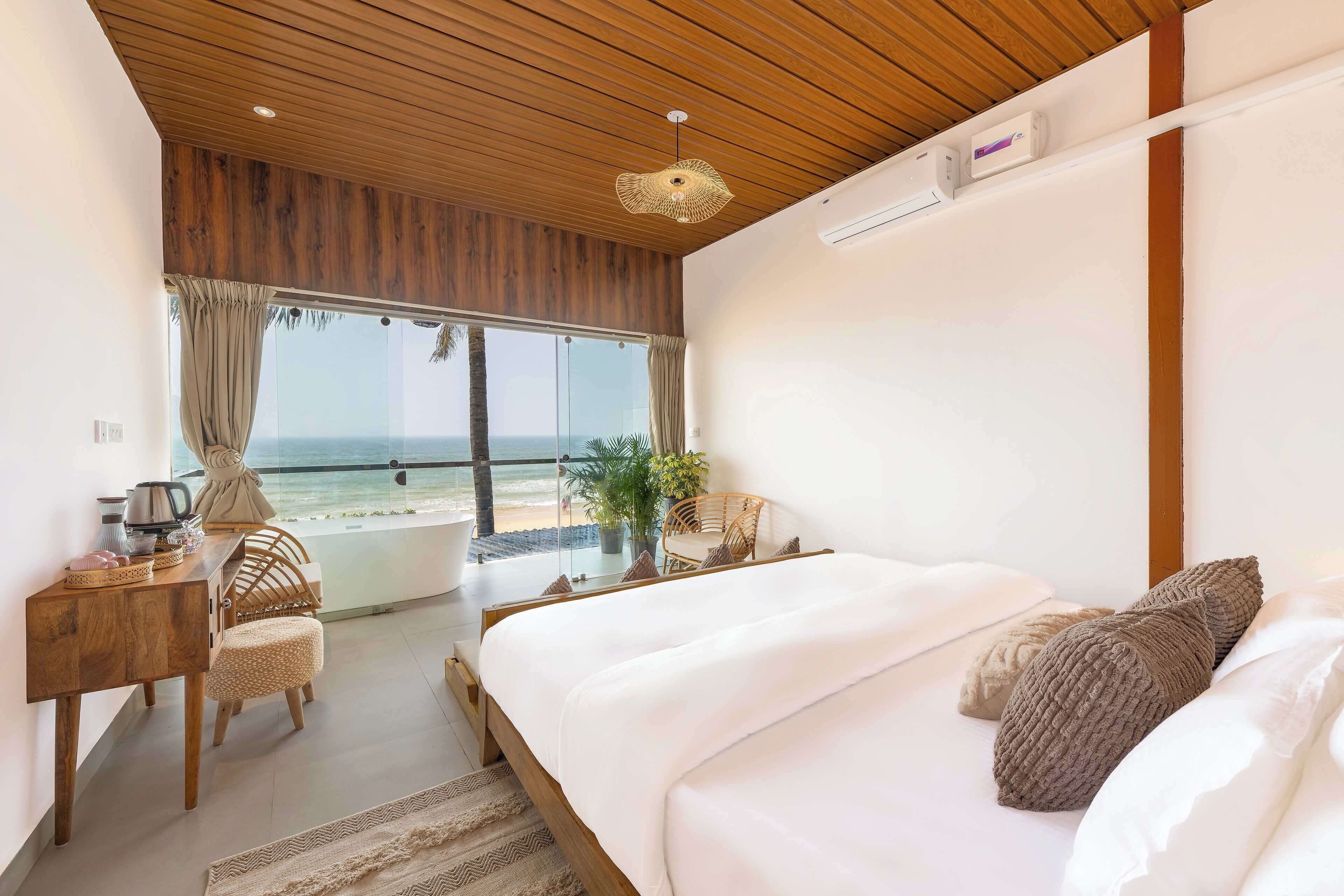 Deluxe Rooftop Seafront with Bathtub | Desk, laptop workspace, free WiFi