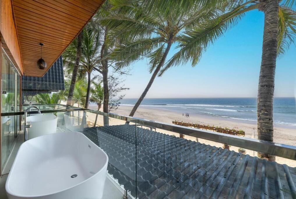 Deluxe Seafront with Bathtub | Balcony view