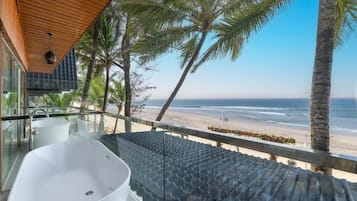 Deluxe Seafront with Bathtub | Balcony view