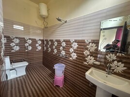 Deluxe Double Room | Bathroom