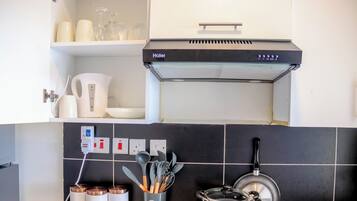 Een koelkast, een magnetron, een oven, een kookplaat