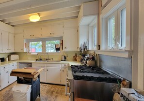 Réfrigérateur, four, plaque de cuisson, cafetière/bouilloire