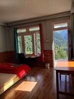 Quarto casal clássico, 1 cama de casal, para fumantes, vista para a montanha | Wi-Fi de cortesia, roupa de cama