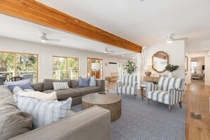 Televisie, een open haard, een tafeltennistafel en boeken