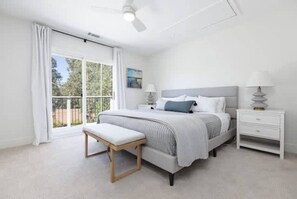 6 slaapkamers, een bureau, een strijkplank/strijkijzer, reisbedje