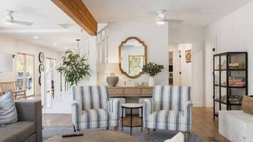 Fernseher, Kamin, Tischtennisplatte, Bücher