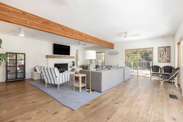 Una televisión, una chimenea, libros, una oficina