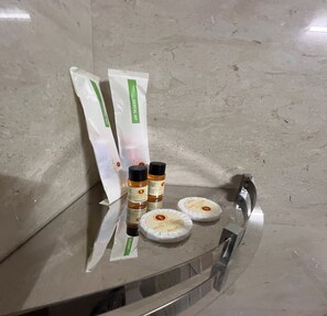 Chambre simple | Salle de bain | Douche, douche cascade, serviettes fournies, savon