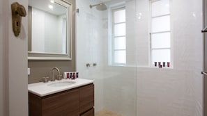 Shower, hair dryer, towels - Deco Desire, Bellevue Hill Isyd (Bellevue Hill)