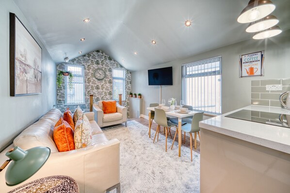 Apartment, Patio | Living area | Flat-screen TV