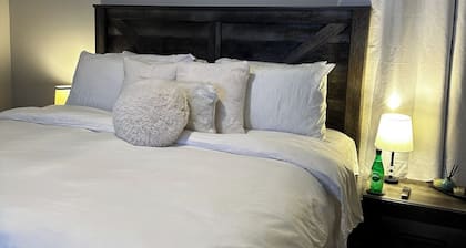 Charming 1-bedroom Suite in shared house - Utilities Included