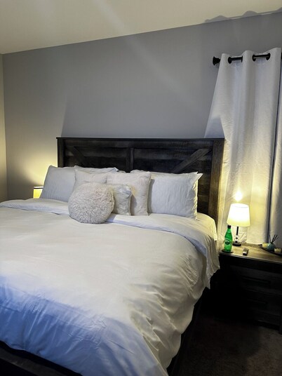 Charming 1-bedroom Suite in shared house - Utilities Included