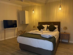 Hochwertige Bettwaren, Minibar, Schreibtisch