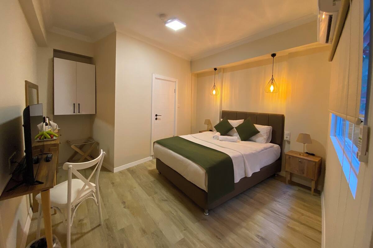 Standard Double Room | 高級寝具、ミニバー、デスク、ノートパソコン用作業スペース