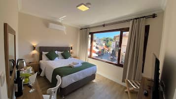 Ropa de cama de alta calidad, minibar y escritorio