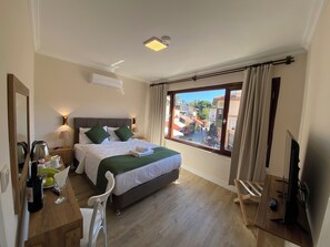 Peralatan tempat tidur premium, bar mini, meja 