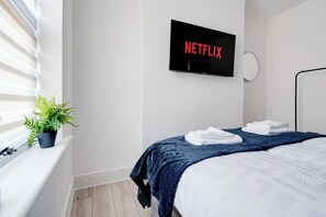 3 عدّة غرف نوم ومكواة/لوح كي وواي فاي وملاءات أسرّة