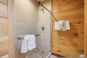 Apartment | Bathroom - Private 15 Acres w Pond Hot Tub Game Room (Pigeon Forge)