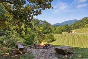 3 bedrooms - Private 15 Acres w Pond Hot Tub Game Room (Pigeon Forge)