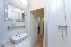 Shower, towels