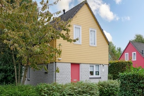 Exterior - Holiday Home in Zeeland with Garden Terrace (Wemeldinge)