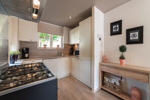 ثلاجة، ميكروويف، موقد طهي مسطح، غسالة أطباق