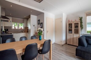 Kühlschrank, Mikrowelle, Herdplatte, Geschirrspüler