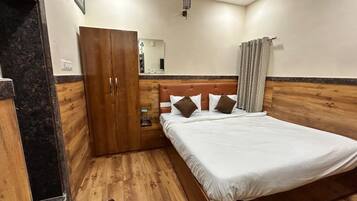 Deluxe-Doppelzimmer, Stadtblick | Hochwertige Bettwaren, Pillowtop-Betten, schallisolierte Zimmer