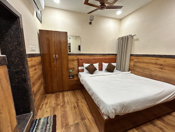 Habitación doble Deluxe, vista a la ciudad | Ropa de cama de alta calidad, camas con pillow-top y insonorización 