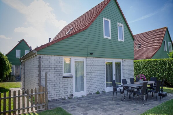 Outdoor dining - Holiday Home in Zeeland with Garden (Wemeldinge)