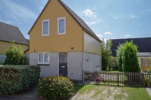 Exterior - Holiday Home in Quiet Dutch Park with Garden (Wemeldinge)